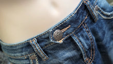 Load image into Gallery viewer, Silver Jeans &quot;RAVI&quot; Faded Denim Skirt sz25
