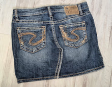 Load image into Gallery viewer, Silver Jeans &quot;RAVI&quot; Faded Denim Skirt sz25
