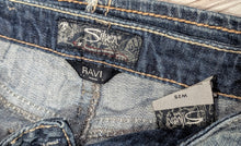 Load image into Gallery viewer, Silver Jeans &quot;RAVI&quot; Faded Denim Skirt sz25
