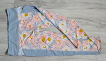 Load image into Gallery viewer, Body Glove Pastel Floral Capri Leggings XL

