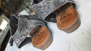 Blowfish Malibu Distressed Denim Yoga Sandals sz8