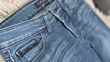 Load image into Gallery viewer, Guess "Power Skinny" Denim Jeans sz26
