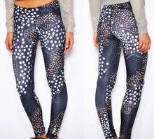 Load image into Gallery viewer, Reebok RARE &quot;Dance Stud&quot; Leggings LG
