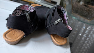 Blowfish Black Malibu Yoga Sandals Sz8 - LIKE NEW