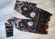 Load image into Gallery viewer, Steampunk Gears &amp; Goth Leggings sz6

