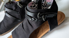 Load image into Gallery viewer, Blowfish Black Malibu Yoga Sandals Sz8 - LIKE NEW
