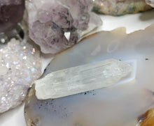 Load image into Gallery viewer, 2.5&quot; Rare Hiddenite Kunzite Crystal Shard

