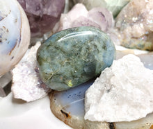 Load image into Gallery viewer, 3&quot; Labradorite Flash Palmstone
