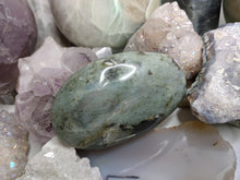 Load image into Gallery viewer, 3&quot; Labradorite Flash Palmstone
