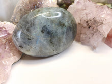 Load image into Gallery viewer, 3&quot; Labradorite Flash Palmstone
