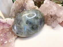 Load image into Gallery viewer, 3&quot; Labradorite Flash Palmstone
