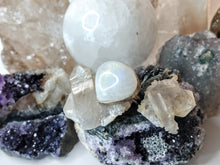 Load image into Gallery viewer, Moonstone Flash Sterling Silver Ring sz5
